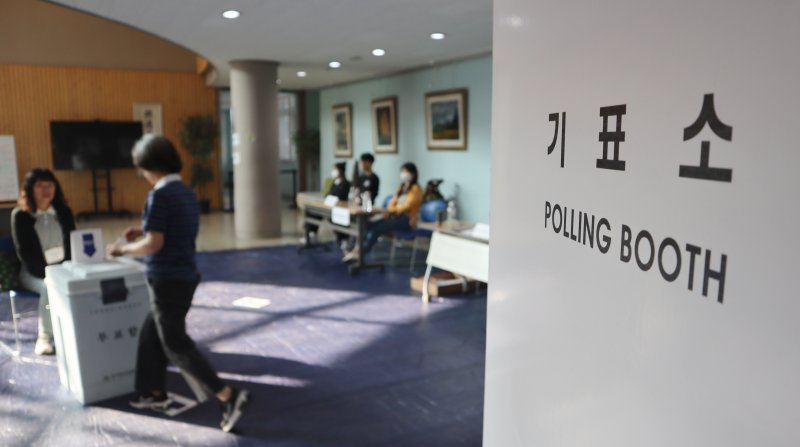 21대 대통령 선거일인 3일 오전 충북 청주시 흥덕고등학교에 마련된 투표소에서 시민들이 소중한 한 표를 행사하고 있다. 2025.6.3/뉴스1 ⓒ News1 박건영 기자