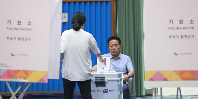 21대 대통령 선거일인 3일 오전 충북 청주시 흥덕구 대성중학교에 마련된 투표소에서 시민들이 소중한 한 표를 행사하고 있다. 2025.6.3/뉴스 2025.6.3/뉴스1 ⓒ News1 김용빈 기자