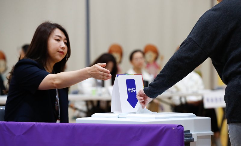 [제주=뉴시스] 우장호 기자 = 제21대 대통령선거일인 3일 오전 제주시 오라초등학교에 마련된 오라동 제2카지노사이트 바카라사이트소에 소중한 권리를 행사하기 위한 시민들의 발걸음이 이어지고 있다. 2025.06.03. woo1223@newsis.com