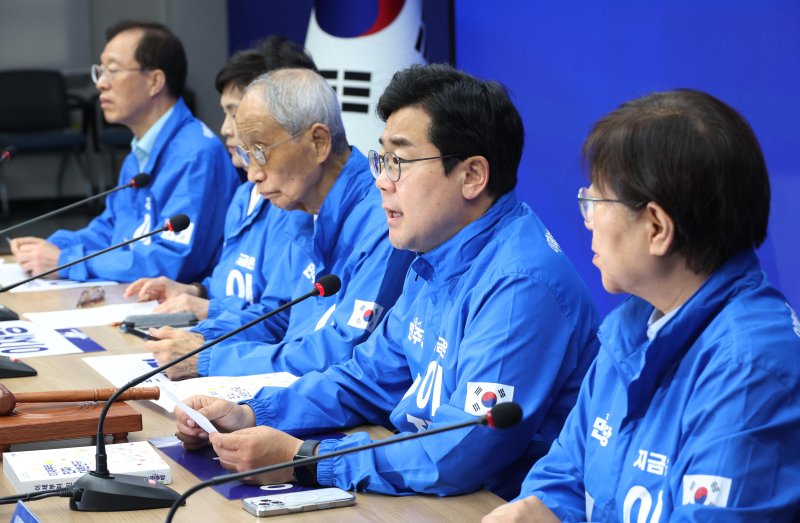 [서울=뉴시스] 조성봉 기자 = 박찬대 진짜대한민국 중앙무료 바카라 게임대책위원회 상임총괄무료 바카라 게임대책위원장이 2일 오전 서울 여의도 더불어민주당 중앙당사에서 열린 중앙무료 바카라 게임대책위원회의에서 발언을 하고 있다. 2025.06.02. suncho21@newsis.com