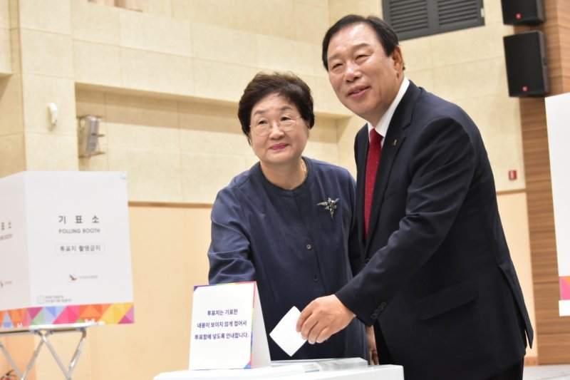 국최민호 바카라사이트 벳페어과 부인 전광희 씨가 3일 오전 연동면 행복누림터에 마련된 연동면 1투표소에서 투표를 하고 있다. (바카라사이트 벳페어 공동취재단)