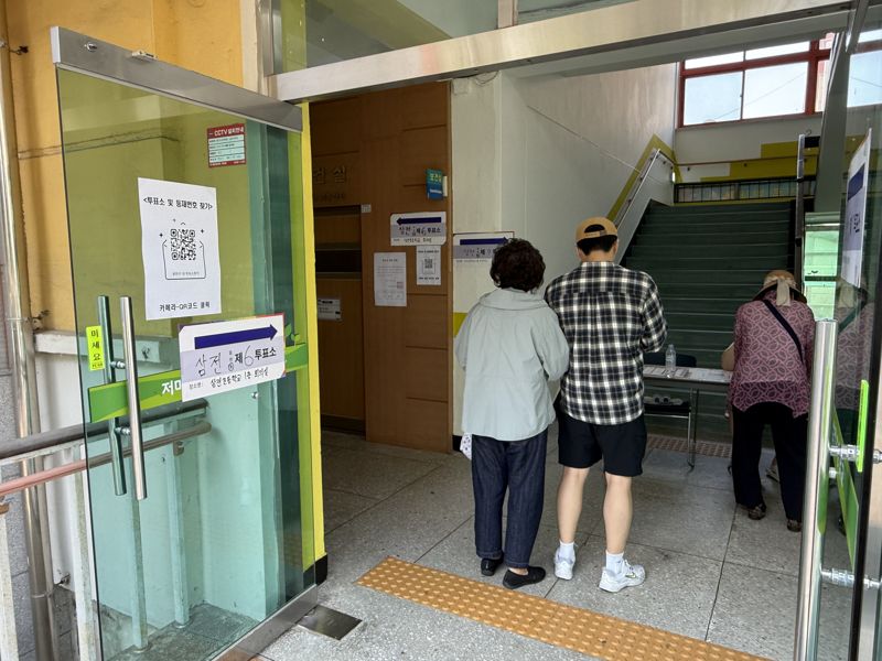 서울 송파구 삼전초등학교 온라인 바카라에서 가족 단위 유권자들이 온라인 바카라에 입장하고 있다. 사진=이현정 기자