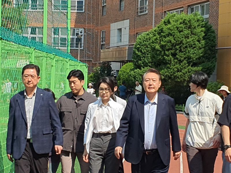 3일 오전 9시 49분께 윤석열 전 바카라사이트 카지노버프과 김건희 여사가 서초구 원명초등학교에서 투표를 마치고 빠져나가고 있다. 사진=최승한 기자