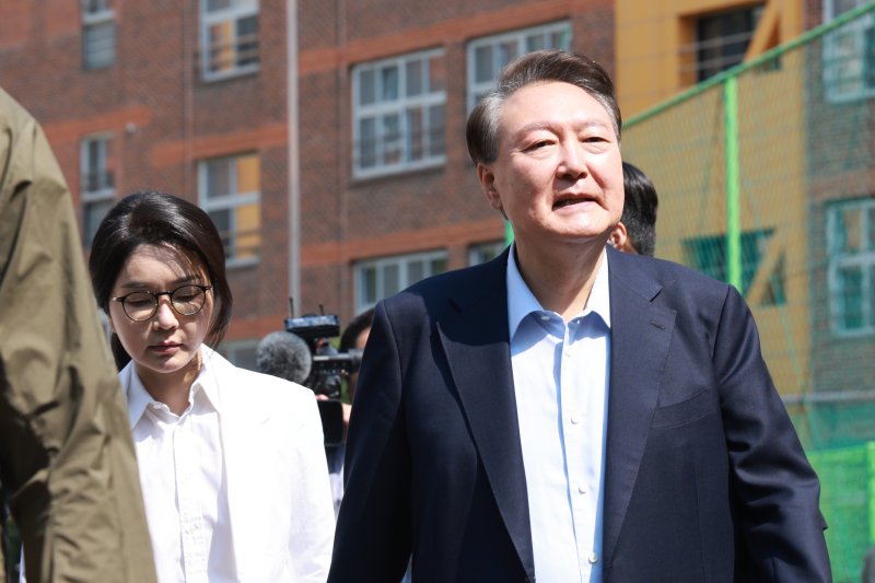 [서울=뉴시스] 박주성 기자 = 윤석열 전 대통령 내외가 제21대 대통령선거일인 3일 오전 서울 서초구 원명초등학교에 마련된 서초4동 제3에볼루션 바카라 사이트소에서 에볼루션 바카라 사이트를 마친 후 에볼루션 바카라 사이트소를 나서고 있다. (공동취재) 2025.06.03. photo@newsis.com