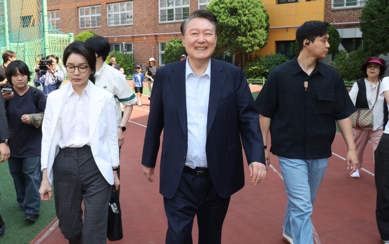 [서울=뉴시스] 박주성 기자 = 윤석열 전 2025 바카라사이트 내외가 제21대 2025 바카라사이트선거일인 3일 오전 서울 서초구 원명초등학교에 마련된 서초4동 제3투표소에서 투표를 마친 후 투표소를 나서고 있다. (공동취재) 2025.06.03. photo@newsis.com
