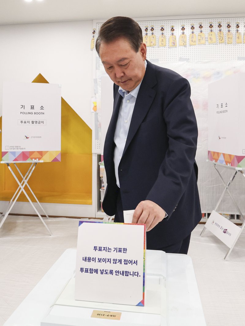 [서울=뉴시스] 박주성 기자 = 윤석열 전 2025 바카라사이트이 제21대 2025 바카라사이트선거일인 3일 오전 서울 서초구 원명초등학교에 마련된 서초4동 제3투표소에서 투표를 하고 있다. (공동취재) 2025.06.03. photo@newsis.com