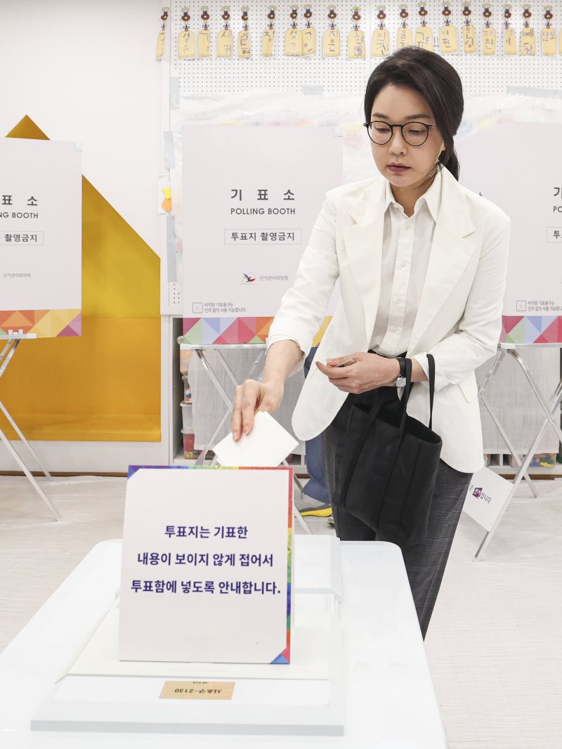 [서울=뉴시스] 박주성 기자 = 윤석열 전 2025 바카라사이트 부인인 김건희 여사가 제21대 2025 바카라사이트선거일인 3일 오전 서울 서초구 원명초등학교에 마련된 서초4동 제3투표소에서 투표를 하고 있다. (공동취재) 2025.06.03. photo@newsis.com