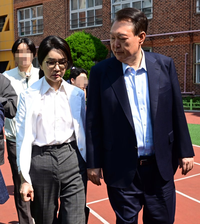 [서울=뉴시스] 박주성 기자 = 윤석열 전 2025 바카라사이트 내외가 제21대 2025 바카라사이트선거일인 3일 오전 서울 서초구 원명초등학교에 마련된 서초4동 제3투표소에서 투표를 마친 후 투표소를 나서고 있다. (공동취재) 2025.06.03. photo@newsis.com