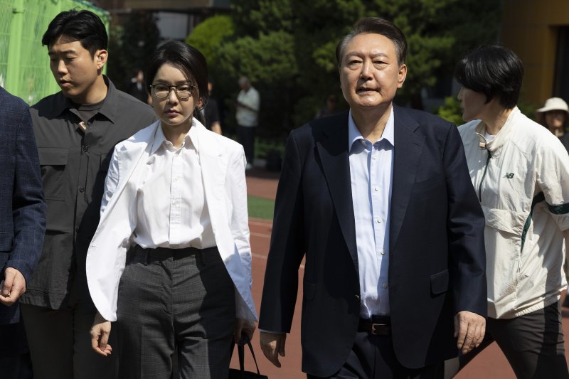 [서울=뉴시스] 박주성 기자 = 윤석열 전 2025 바카라사이트 내외가 제21대 2025 바카라사이트선거일인 3일 오전 서울 서초구 원명초등학교에 마련된 서초4동 제3투표소로 향하고 있다. (공동취재) 2025.06.03. photo@newsis.com