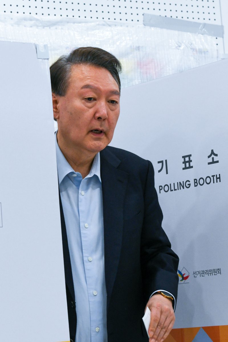 [서울=뉴시스] 박주성 기자 = 윤석열 전 2025 바카라사이트이 제21대 2025 바카라사이트선거일인 3일 오전 서울 서초구 원명초등학교에 마련된 서초4동 제3투표소에서 투표를 하고 있다. (공동취재) 2025.06.03. photo@newsis.com