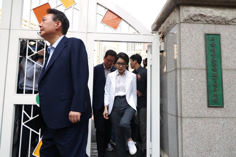 [서울=뉴시스] 박주성 기자 = 윤석열 전 2025 바카라사이트 내외가 제21대 2025 바카라사이트선거일인 3일 오전 서울 서초구 원명초등학교에 마련된 서초4동 제3투표소에서 투표를 마친 후 투표소를 나서고 있다. (공동취재) 2025.06.03. photo@newsis.com