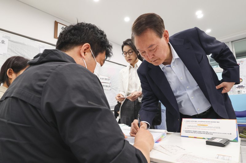 [서울=뉴시스] 박주성 기자 = 윤석열 전 2025 바카라사이트 내외가 제21대 2025 바카라사이트선거일인 3일 오전 서울 서초구 원명초등학교에 마련된 서초4동 제3투표소에서 신원 확인을 하고 있다. (공동취재) 2025.06.03. photo@newsis.com