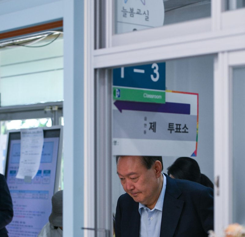 [서울=뉴시스] 박주성 기자 = 윤석열 전 2025 바카라사이트이 제21대 2025 바카라사이트선거일인 3일 오전 서울 서초구 원명초등학교에 마련된 서초4동 제3투표소로 들어오고 있다. (공동취재) 2025.06.03. photo@newsis.com