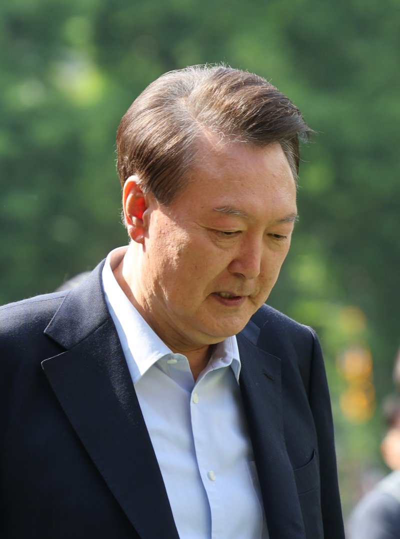 [서울=뉴시스] 박주성 기자 = 윤석열 전 2025 바카라사이트이 제21대 2025 바카라사이트선거일인 3일 오전 서울 서초구 원명초등학교에 마련된 서초4동 제3투표소로 향하고 있다. (공동취재) 2025.06.03. photo@newsis.com
