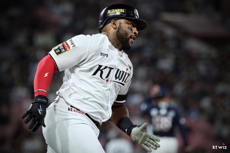 1회부터 홈런 친 kt 로하스 (출처=연합뉴스)