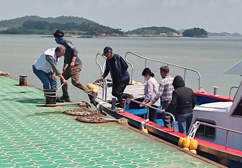 [우리카지노 바카라사이트=뉴시스]제21대 대통령 선거일인 3일 오전 전남 우리카지노 바카라사이트군 하의면 문병도와 장병도 주민들이 선박을 이용해 투표소가 설치된 본섬으로 이동하고 있다. (사진=독자 제공) 2025.06.03. photo@newsis.com *재판매 및 DB 금지