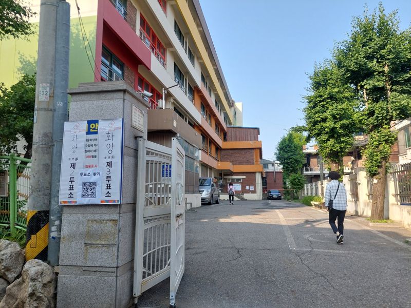 3일 서울 광진구 화양동 제3가상 바카라소에서 시민들이 소중한 한표를 행사하기 위해 가상 바카라소로 발걸음을 옮기고 있다. 사진=정경수 기자
