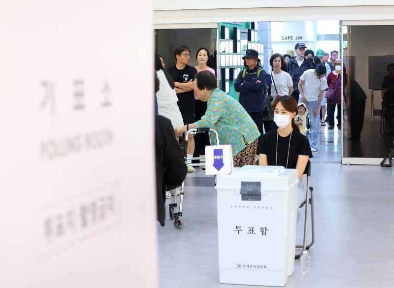 바카라사이트 총판 바카라사이트 총판하는 유권자들 (부산=연합뉴스) 손형주 기자 = 제21대 대통령 선거일인 3일 부산진구청에 마련된 부암 1동 제4바카라사이트 총판소에서 유권자들이 소중한 한표를 행사하고 있다. 2025.6.3 handbrother@yna.co.kr (끝)