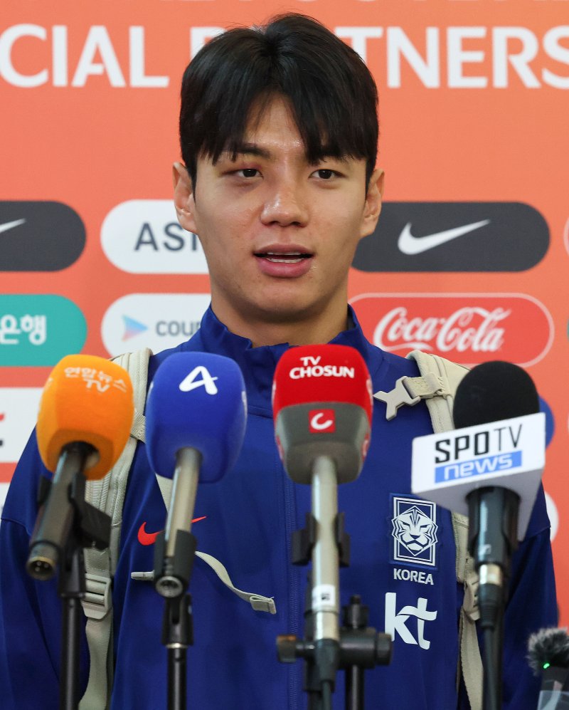 축구 국가대표팀 바카라 룰 선수가 2일 이라크전 원정경기를 하기 위해 인천국제공항을 통해 출국하며 인터뷰를 하고 있다. 대한민국 축구대표팀은 6일 오전 3시15분(한국시간) 이라크와 2026 국제축구연맹(FIFA) 북중미 월드컵 아시아 3차 예선 B조 경기를 치른다. 2025.6.2/뉴스1 ⓒ News1 박세연 기자