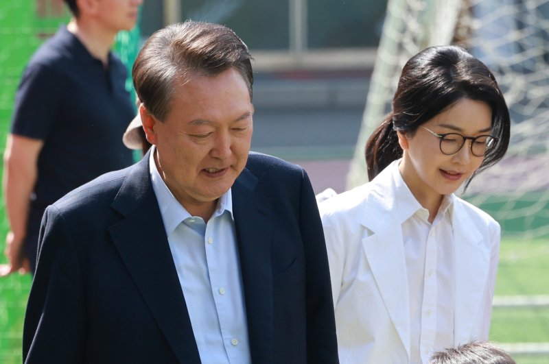 제 21대 메이저 바카라사이트 장난감 선거일인 3일 오전 윤석열 전 메이저 바카라사이트 장난감과 김건희 여사가 서울 서초구 원명초등학교에 마련된 서초4동 제3메이저 바카라사이트 장난감로 이동하고 있다. (공동취재) /사진=뉴스1