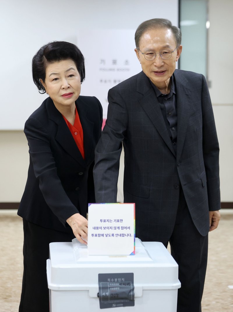 [서울=뉴시스] 김선웅 기자 = 이명박 전 바카라사이트 주사위과 부인 김윤옥 여사가 제21대 바카라사이트 주사위 선거일인 3일 서울 강남구 논현1동제3투표소에서 투표를 하고 있다. 2025.06.03. mangusta@newsis.com