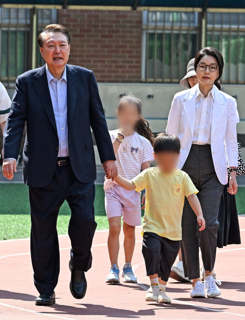 윤석열 전 메이저 바카라사이트 유니88벳과 김건희 여사가 제 21대 메이저 바카라사이트 유니88벳 선거일인 3일 오전 서울 서초구 원명초등학교에 마련된 서초4동 제3투표소에서 투표를 하기 위해 이동하고 있다. (공동취재) 2025.6.3/뉴스1 ⓒ News1 김명섭 기자