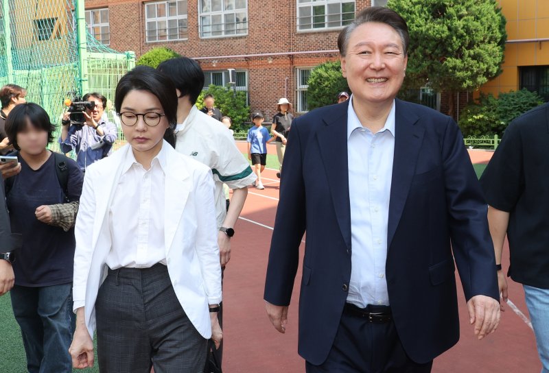 윤석열 전 메이저 바카라사이트 유니88벳과 김건희 여사가 제 21대 메이저 바카라사이트 유니88벳 선거일인 3일 오전 서울 서초구 원명초등학교에 마련된 서초4동 제3투표소에서 투표를 마치고 이동하고 있다. (공동취재) 2025.6.3/뉴스1 ⓒ News1 김명섭 기자