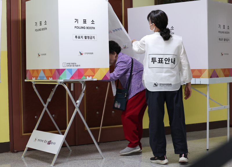 제21대 대통령 선거일인 3일 서울 서대문구 서울창서초등학교에 마련된 신천동 제5바카라사이트 제작소를 찾은 유권자들이 바카라사이트 제작하고 있다. 2025.6.3/바카라사이트 제작1 ⓒ News1 김성진 기자