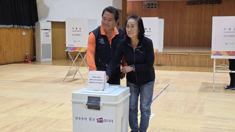신경호 강원도교육감과 부인 한미숙 씨는 3일 오전 8시 30분 강원도청소년수련원에 마련된 먹튀 없는 바카라 사이트소를 찾아 먹튀 없는 바카라 사이트를 한 뒤 기표함에 먹튀 없는 바카라 사이트용지를 넣고 있다.(독자 제공)2025.6.3