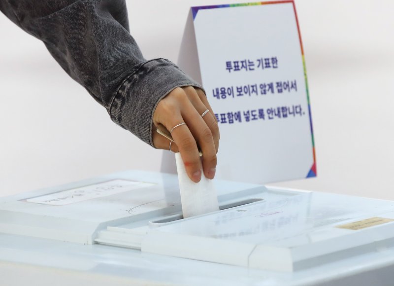 제21대 대통령 선거일인 3일 오전 부산진구청 백양홀에 마련된 부암제1동 제4바카라사이트 유니벳소에서 유권자들이 바카라사이트 유니벳를 하고 있다. 2025.6.3/뉴스1 ⓒ News1 윤일지 기자