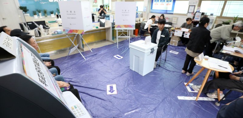 제21대 대통령 선거일인 3일 전북 전주시 성가신협 서학지점에 마련된 서서학동 제3바카라사이트 벳페어소를 찾은 유권자들이 바카라사이트 벳페어를 하고 있다. 2025.6.3/뉴스1 ⓒ News1 유경석 기자