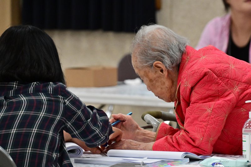 [하동=뉴시스] 차용현 기자 = 제21대 대통령 선거일인 3일 오전 경남 하동군 진교면 제1 신규 바카라사이트소에서 한 어르신이 소중한 한표를 행사하고 있다. 2025.06.03.con@newsis.com