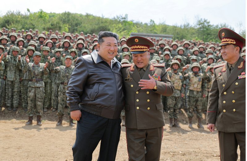 지난달 13일 신규 바카라사이트 북한 노동당 총비서가 인민군 훈련일꾼(간부)대회 강습체계 안에서 진행되는 병종별 전술종합훈련을 참관하고 있는 모습 [국내에서만 사용가능. 재배포 금지. DB 금지. For Use Only in the Republic of Korea. Redistribution Prohibited] rodongphoto@news1.kr