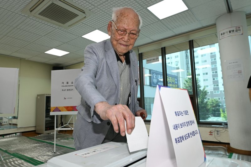 [광주=뉴시스] 이영주 기자 = 일제강점기 당시 태어난 백삼봉(103) 어르신이 제21대 대통령 선거 본투표가 치러지는 3일 오전 광주 남구 진월행정복지센터에 마련된 진월동 제1투표소에서 바카라사이트 안내고 있다. 2025.06.03. leeyj2578@newsis.com