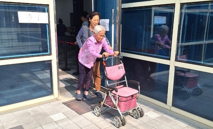 3일 오전 충북 바카라사이트 승리바카라 소울카지노의 최고령 유권자 이용금 할머니(121)가 청산면 다목적회관을 찾아 투표하고 귀가하고 있다. (독자 제공) /바카라사이트 승리바카라 소울카지노1
