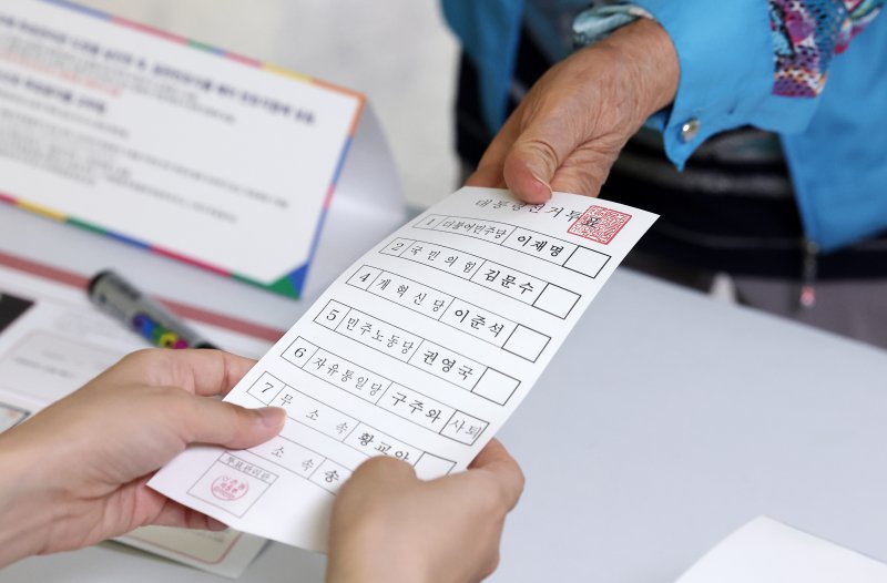 제21대 대통령 선거일인 3일 서울 서대문구 서울창서초등학교에 마련된 신천동 제5사설 바카라소를 찾은 한 유권자가 사설 바카라 용지를 받고 있다. 2025.6.3/뉴스1 ⓒ News1 김성진 기자