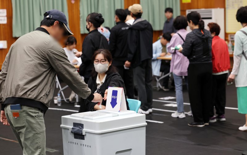 [부산=뉴시스] 하경민 기자 = 제21대 대통령 선거일인 3일 부산 동래구 내성초등학교 체육관에 마련된 복산동 제2바카라사이트 윈윈소에서 유권자들이 소중한 한 표를 행사하고 있다. 2025.06.03. yulnetphoto@newsis.com