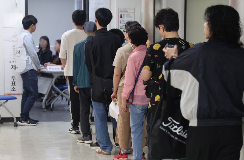 [부산=뉴시스] 하경민 기자 = 제21대 대통령 선거일인 3일 부산 연제구청에 마련된 연산제2동 제3바카라사이트 윈윈소에서 유권자들이 소중한 한 표를 행사하기 위해 줄을 서고 있다. 2025.06.03. yulnetphoto@newsis.com