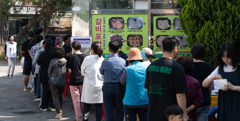 제21대 대통령 선거일인 3일 오전 경기 광명시의 한 음식점에 마련된 소하2동 제4바카라사이트 주사위를 찾은 시민들이 길게 줄 서 있다. 2025.6.3/뉴스1 ⓒ News1 이승배 기자