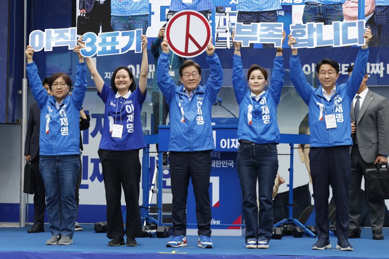 이재명 더불어민주당 대통령 후보가 제21대 대통령선거를 하루 앞둔 2일 오후 경기 광명시 철산로데오 광장을 찾아 바카라사이트 목록 독려 퍼포먼스를 하고 있다. 2025.6.2/뉴스1 ⓒ News1 안은나 기자