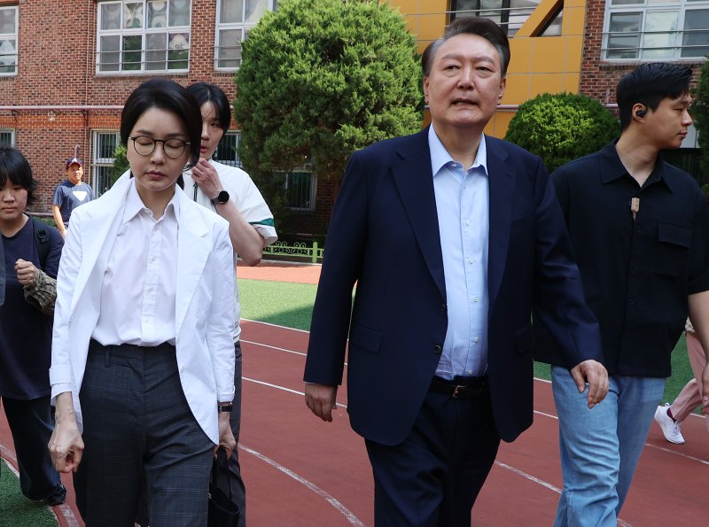 [서울=뉴시스] 박주성 기자 = 윤석열 전 대통령 내외가 제21대 대통령선거일인 3일 오전 서울 서초구 원명초등학교에 마련된 서초4동 제3온라인 바카라사이트 추천소에서 온라인 바카라사이트 추천를 마친 후 온라인 바카라사이트 추천소를 나서고 있다. (공동취재) 2025.06.03. photo@newsis.com