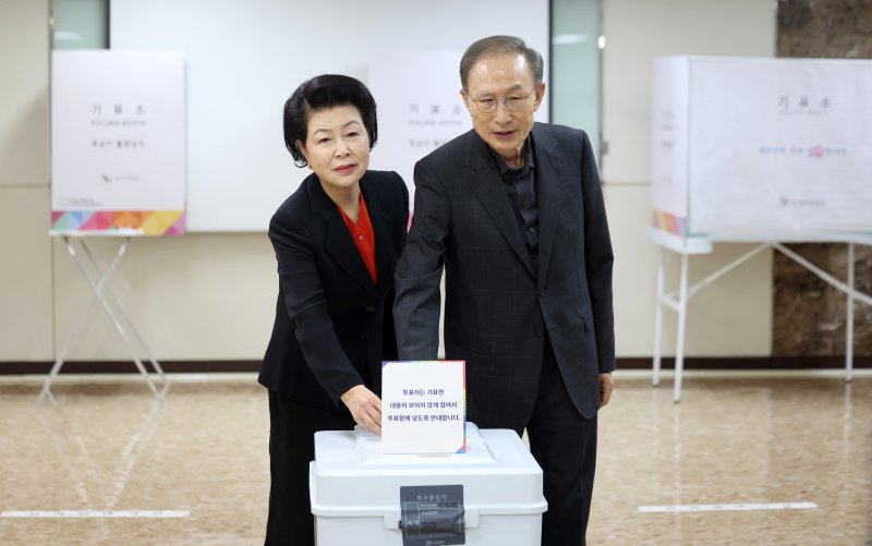 [서울=뉴시스] 김선웅 기자 = 이명박 전 대통령과 부인 김윤옥 여사가 제21대 대통령 선거일인 3일 서울 강남구 논현1동제3온라인 바카라사이트 추천소에서 온라인 바카라사이트 추천를 하고 있다. 2025.06.03. mangusta@newsis.com