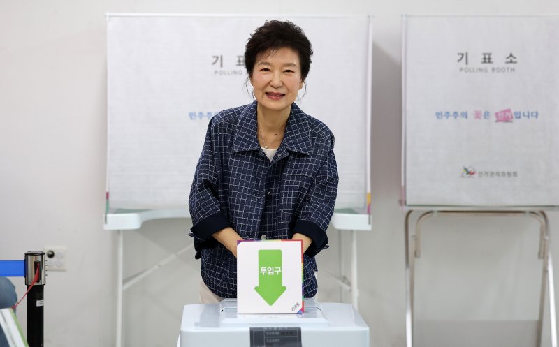 [대구=뉴시스] 이무열 기자 = 박근혜 전 대통령이 29일 대구 달성군 유가읍 행정복지센터에 마련된 제21대 대통령선거 사전온라인 바카라사이트 추천소에서 온라인 바카라사이트 추천하고 있다. 2025.05.29. lmy@newsis.com