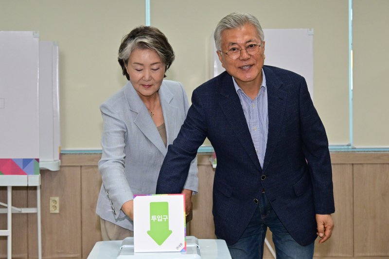 [양산=뉴시스] 차용현 기자 = 제21대 대통령 선거 사전온라인 바카라사이트 추천일인 29일 오전 문재인 전 대통령과 김정숙 여사가 경남 양산시 하북면 주민자치센터에서 사전온라인 바카라사이트 추천를 하고 있다. 2025.05.29.con@newsis.com