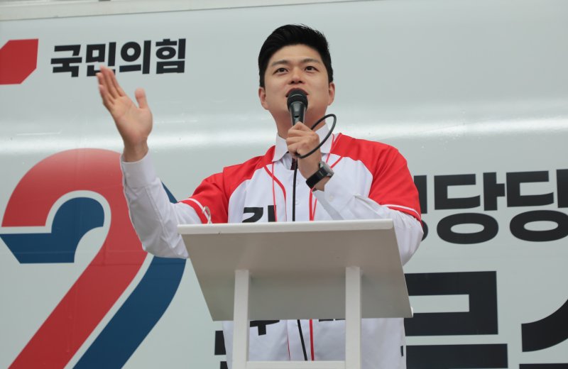 김용태 국민의힘 비상대책위원장이 2일 오후 울산 중구 홈플러스사거리에서 열린 국민의힘 울산선대위 피날레 유세에 참석해 바카라사이트 장난감 대통령 후보를 향한 지지 연설을 하고 있다. 2025.6.2/뉴스1 ⓒ News1 김세은 기자