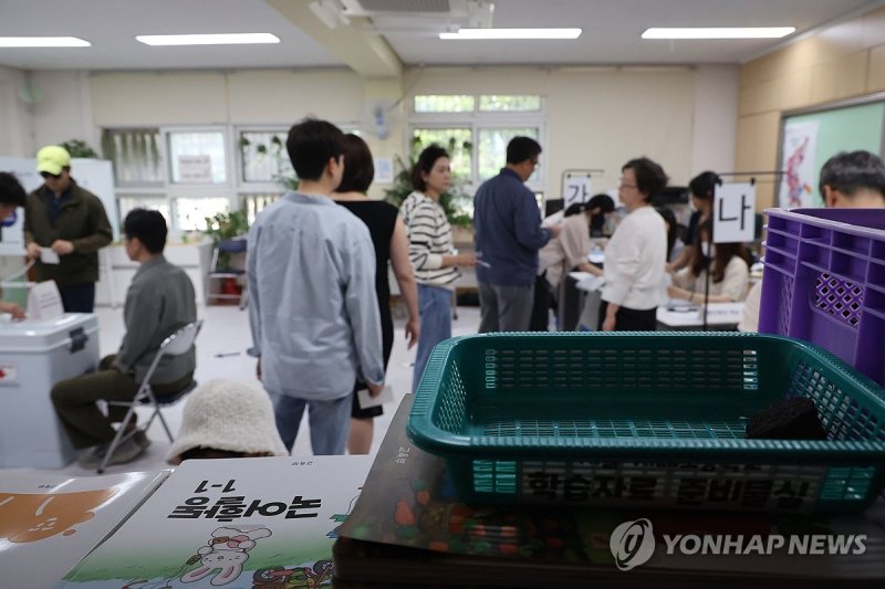 초등학교 교실에 마련된 투표소 (출처=연합뉴스)