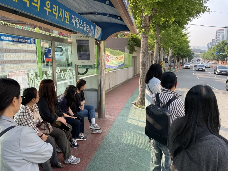 창원 시내카지노사이트 바카라사이트 노조 총파업 이틀째인 지난달 29일 창원시 성산구 사파동행정복지센터 앞 카지노사이트 바카라사이트정류장에서 시민들이 임시카지노사이트 바카라사이트가 오는 방향을 바라보고 있다.2025.5.29/뉴스1 강정태 기자