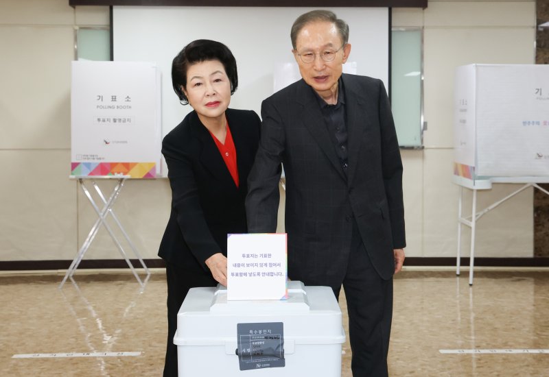 이명박 전 메이저 바카라사이트 장난감과 부인 김윤옥 여사가 3일 서울 강남구 국민연금공단 서울남부지역본부에 마련된 제21대 메이저 바카라사이트 장난감 선거 메이저 바카라사이트 장난감에서 투표를 하고 있다. /사진=뉴스1