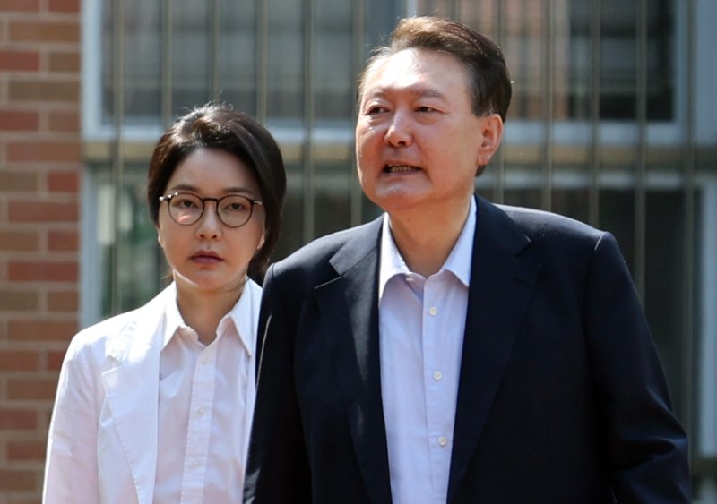 윤석열 전 대통령과 김건희 여사가 제 21대 대통령 선거일인 3일 오전 서울 서초구 원명초등학교에 마련된 서초4동 제3바카라사이트 벳페어소에서 바카라사이트 벳페어를 하기위해 이동하고 있다. (공동취재) 2025.6.3/뉴스1 ⓒ News1 김명섭 기자