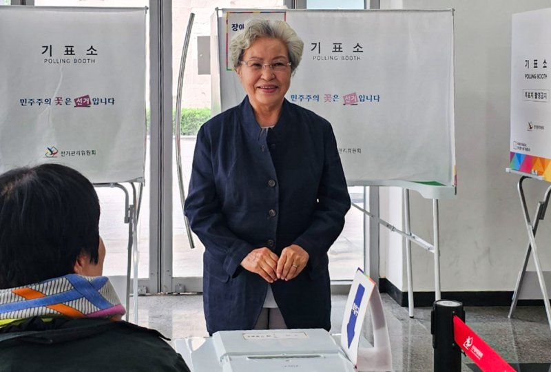 권양숙 여사가 3일 오전 경남 김해시 진영읍 한빛도서관에 마련된 바카라사이트 벳페어소를 찾아 바카라사이트 벳페어하고 있다. 2025.6.3/뉴스1 ⓒ News1 박민석 기자